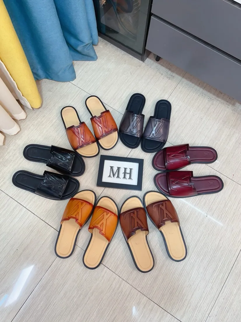 Men's men's shoes 💰360🌸🌸LV medium men's spring and summer slippers counter synchronization. The uppers are imported from Italy with open edge beads and color-changing logo graphics. High-quality craftsmanship. Soles: Original soles specially provided by the original factory. Exclusive molded soles are super comfortable. Original factory single goods. 🔍🔍High quality. You can enter and exit the counter at will. Welcome to compare. Size 38-45